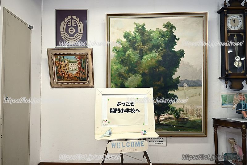 卒業生からの寄贈品がたくさん掲示されている