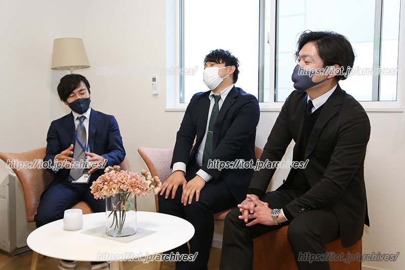 神鋼不動産株式会社 『ジークレフ神戸北鈴蘭台コミュニティガーデンズ』所長の森脇大介さん（右）、同社技術部の仲嶋健祐さん（左）と木村勇太さん（中）