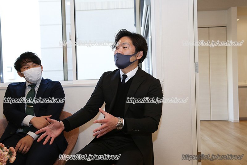 街の魅力や分譲地の特長を語る森脇さん