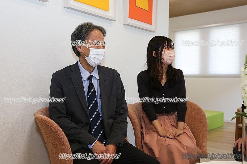 神戸市 建築住宅局 住宅整備課 の辺見徹さん（左）と山本真帆さん（右）