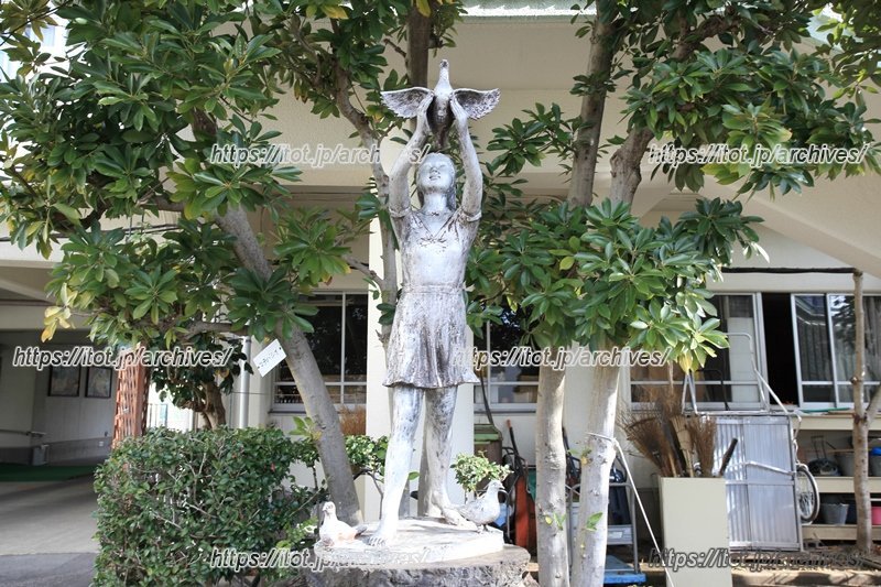 心豊かな子になってほしいという学校、保護者、地域の願いを込めてつくられた像「思いやりのある子」