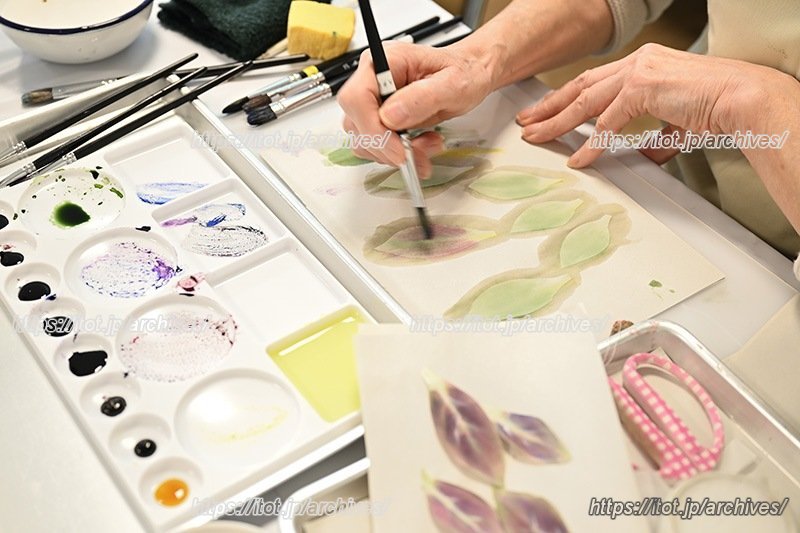 アートフラワー教室 生地に色付けする手元の様子