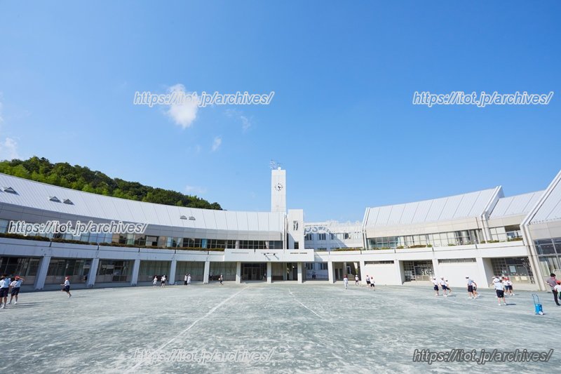 多くの子ども達が通う、幼稚園・小学校の外観