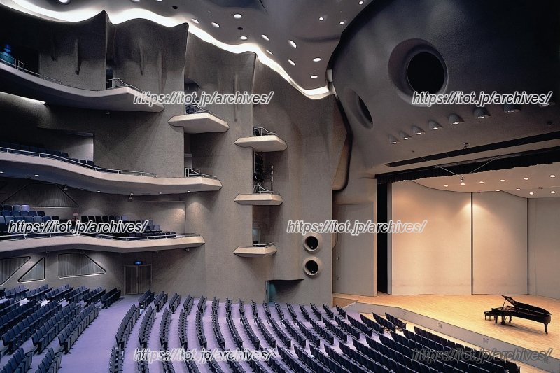 生徒たちが、世界一流の芸術・文化に接することができる「シンフォニーホール」