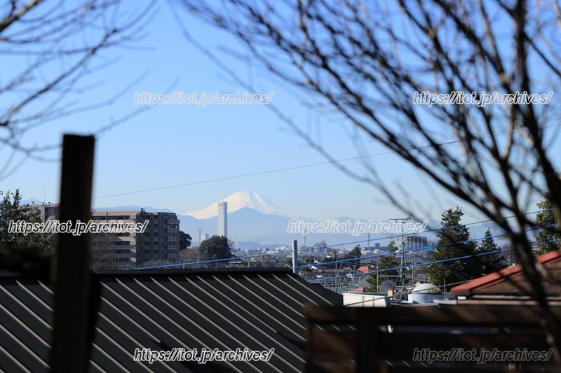 晴れた日に見える富士山