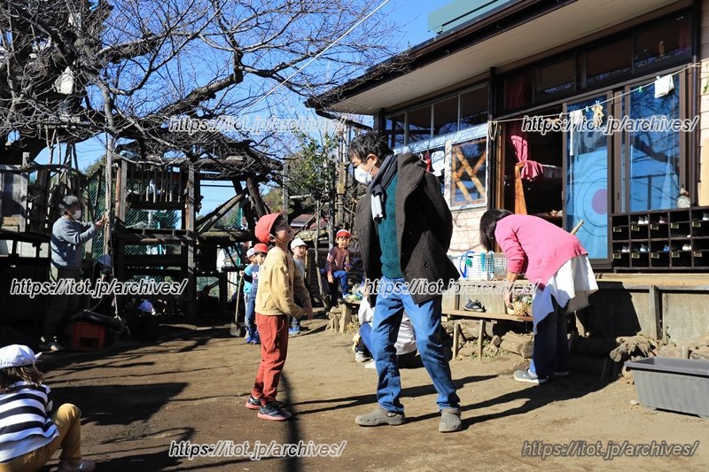 子どもたちと話す曽根先生