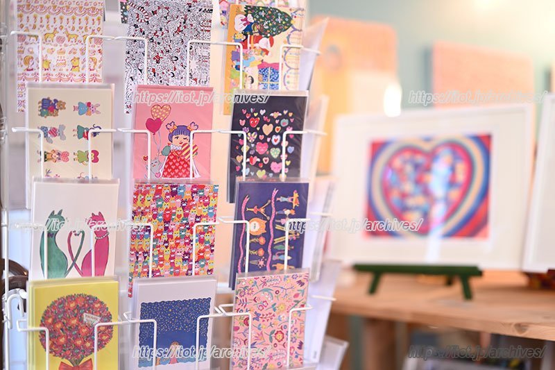 カラフルでにぎやかなイラストが特徴的