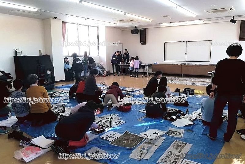 子どもたちが広いスペースで存分に取り組める「書き初め会」 ©︎NPO法人ママチャーリーズ