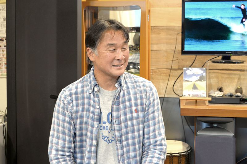 サーフィンの話に笑顔が絶えない本荘さん