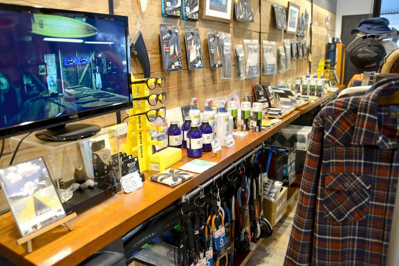 サーフボード以外にも各種グッズの販売も