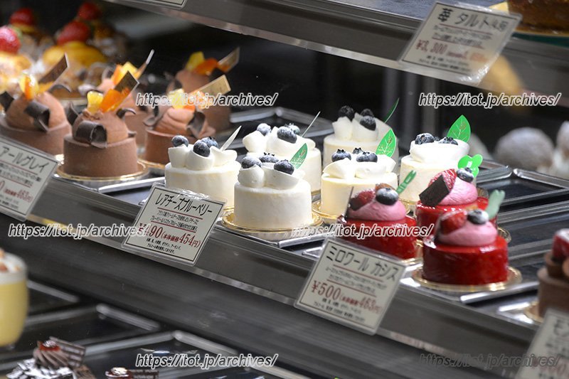 美しく美味しそうなケーキがずらりと並ぶ