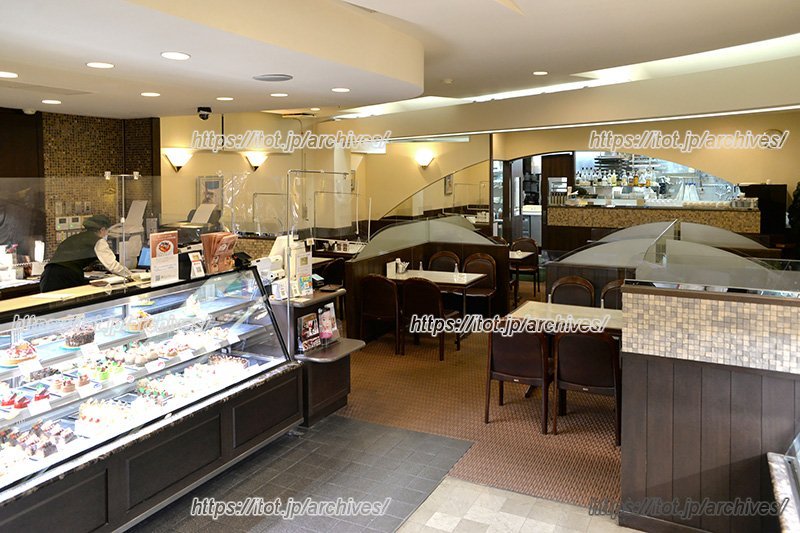 本店店内は広々と、また昔ながらの喫茶店のような雰囲気もある