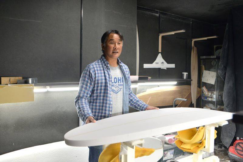 元となる素材をシェイプしてサーフボードの形を削り出す