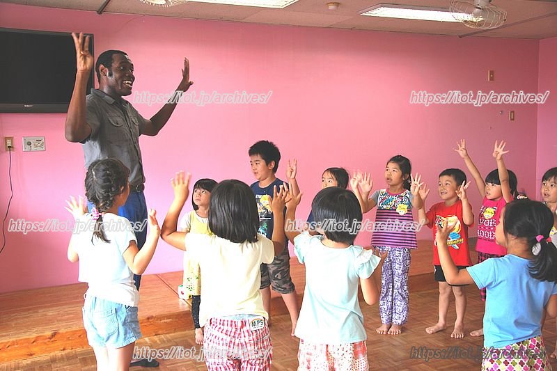 子どもたちが英語に親しむ時間「楽しい英語あそび」　※画像提供：松戸市