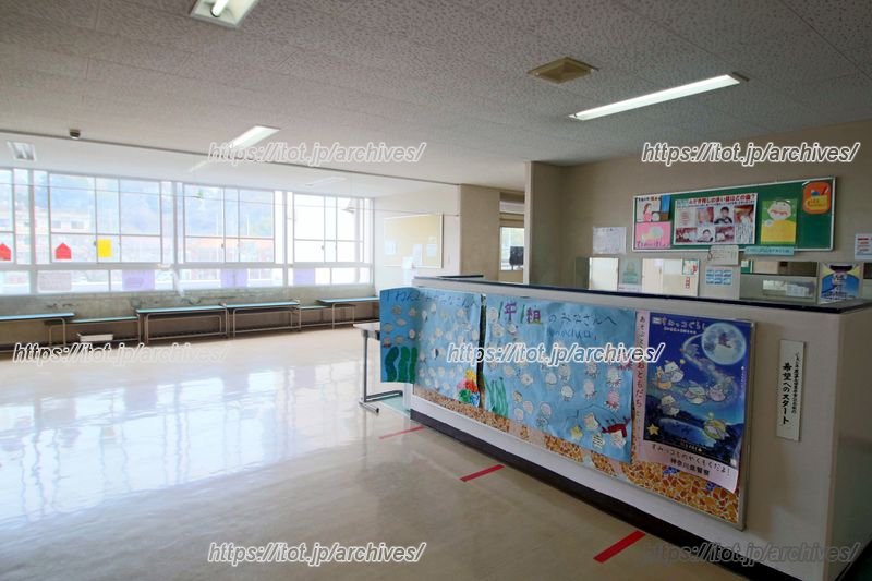 廊下横の広々とした空間にも、児童の制作物などが展示されている