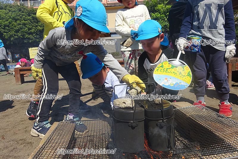 飯ごうで上手にご飯を炊く子どもたち