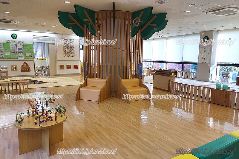 親子でのんびり過ごせる遊び場スペースがある「ころころの森」