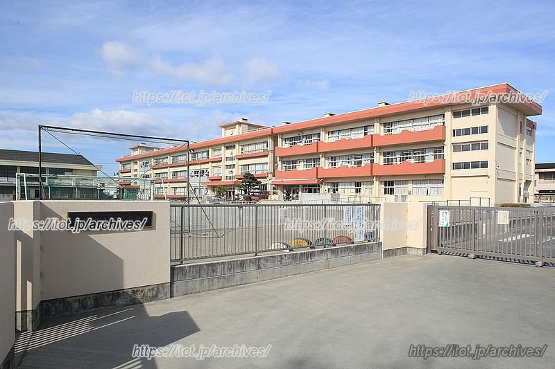 「高崎市立塚沢小学校」正門