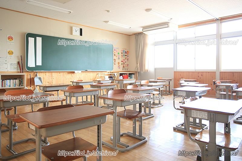 自然光が差し込む明るい教室内