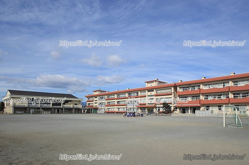 のびのびと運動することができる広い校庭