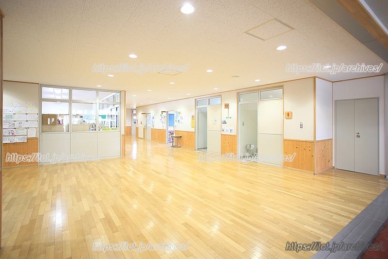 明るく広々とした空間がある校内