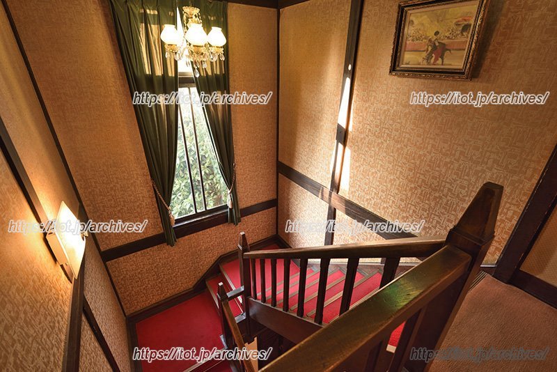 厳かな雰囲気も感じる、洋館の内観