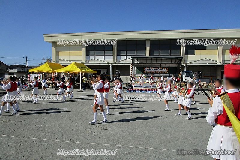 「塚沢小ふれあい祭り」には多くの人が集まり大盛況