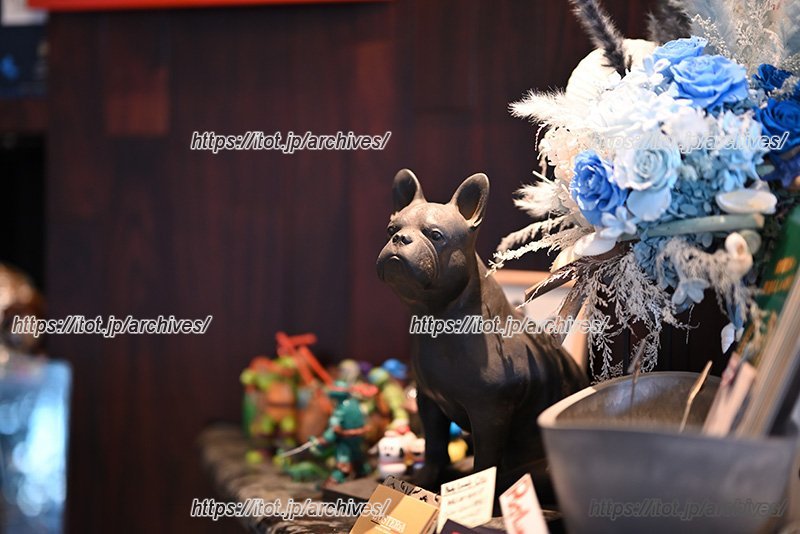 店内に佇むワンちゃんの置物