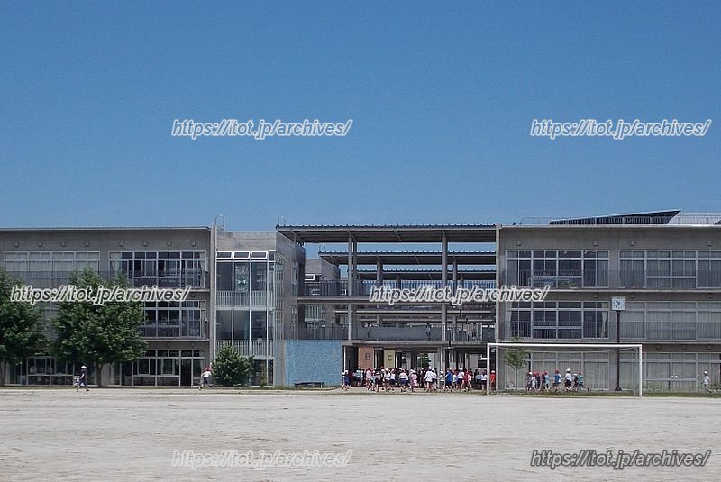 広々とした校庭