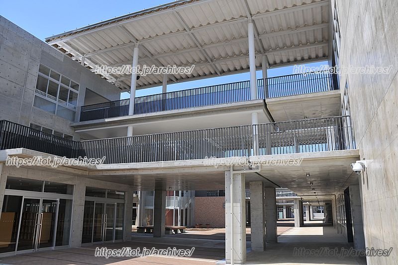 渡り廊下でつながっている小学校と中学校の校舎