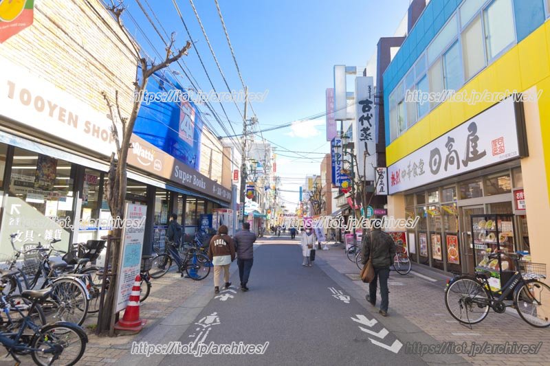 様々なお店が集まる竹の塚エリアの街並み