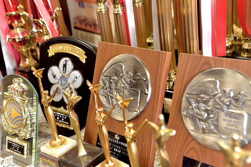 数々のコンクールなどの受賞盾やトロフィー