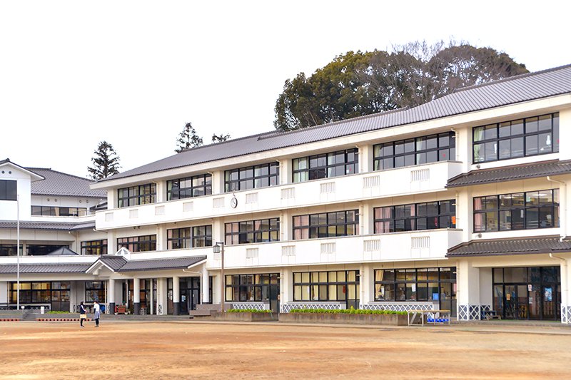 美しい屋根瓦の校舎