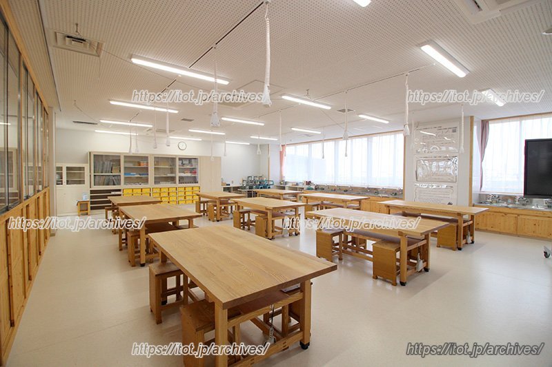 机周りがきれいに整えられた家庭科室