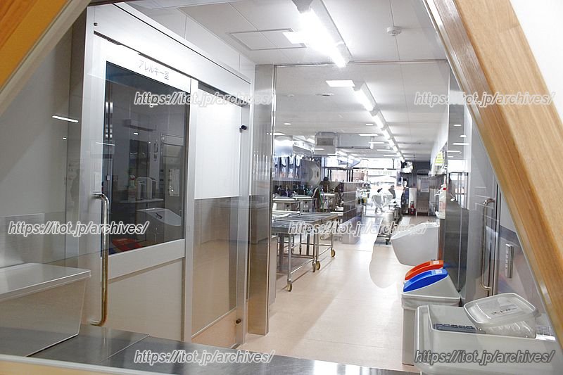 ホールから見える給食室