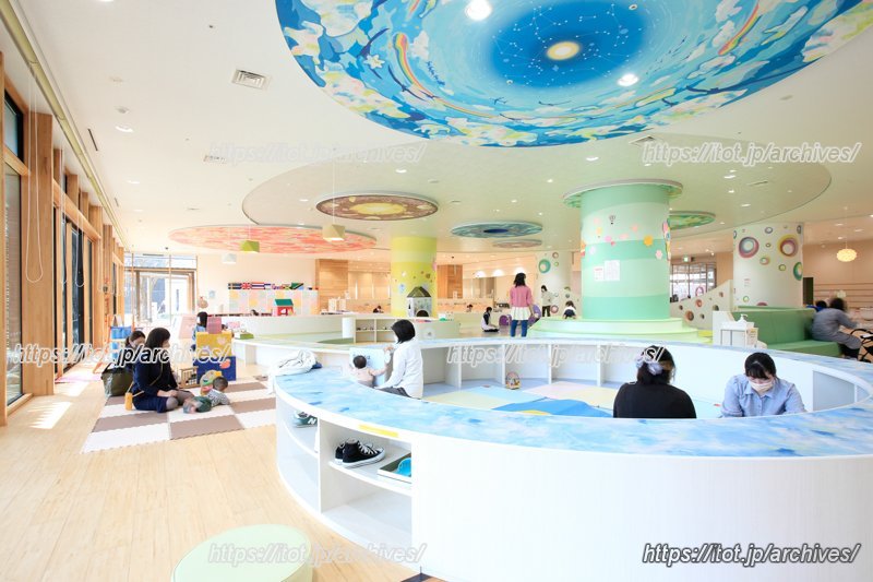 1階の「市民コンタクトスクエア」内にある明るい内装の「ぱれっとひろば」