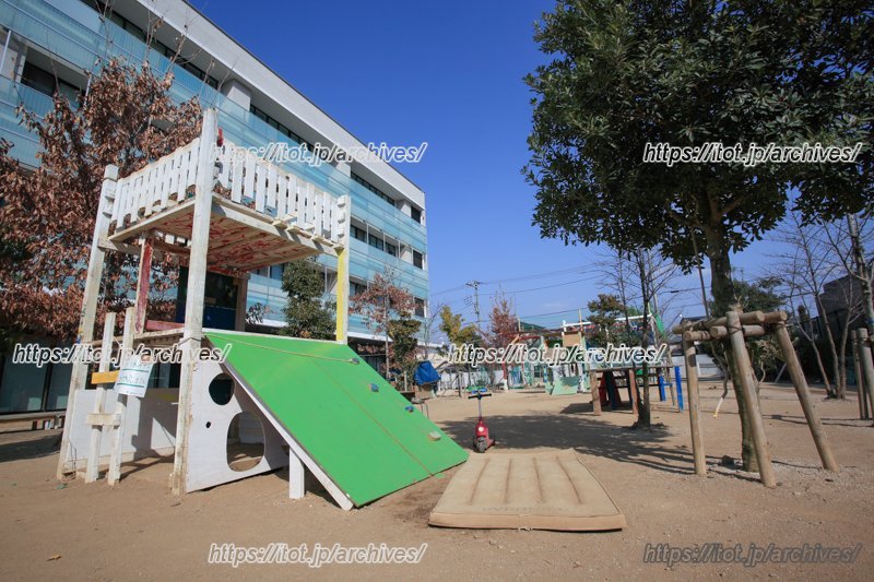 アスレチック遊具も楽しめる「冒険はらっぱ」は日曜・祝日も開園