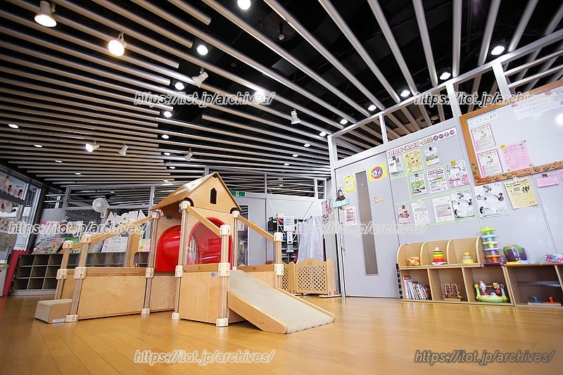 広々としたプレイスペースには遊具やおもちゃがたくさん