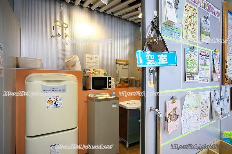 授乳スペースには、おむつ交換台やお湯などがある