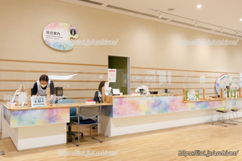 1階の「総合案内」。施設の利用案内や、利用者登録の申込み受付、なんでも相談窓口の案内を行う。