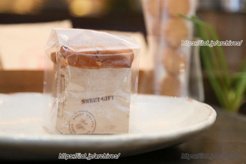 オリジナルブレンドコーヒーや焼き菓子など、店頭にはオリジナル商品が