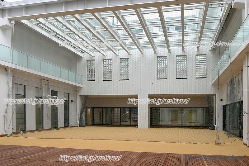 小学生が遊べる場として設置された、全天候型の「屋根付運動場」