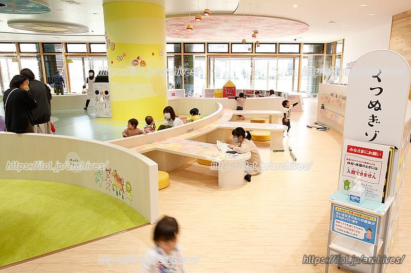 靴を脱いでくつろぎながら見守れる「子どもの見守りゾーン」