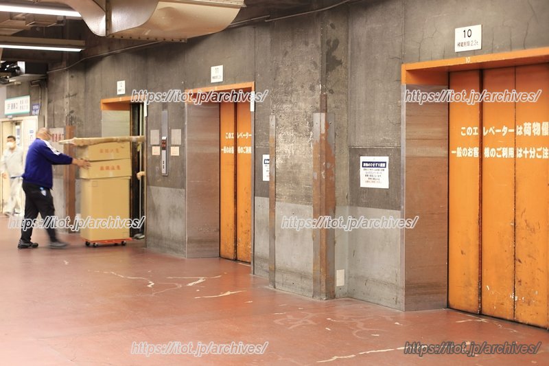 「TOCビル」の物流を支えてきた荷物用エレベーター