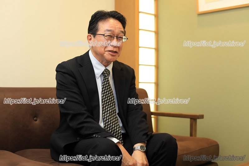 インタビュー中の松村さん