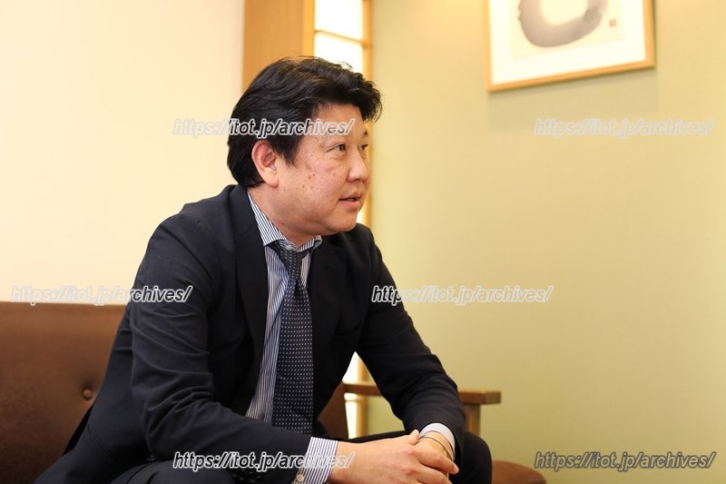 インタビュー中の土屋さん