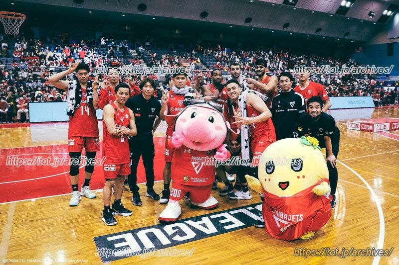 期限付きプロ選手契約をしたジャンボくん・ふなっしーと一緒に