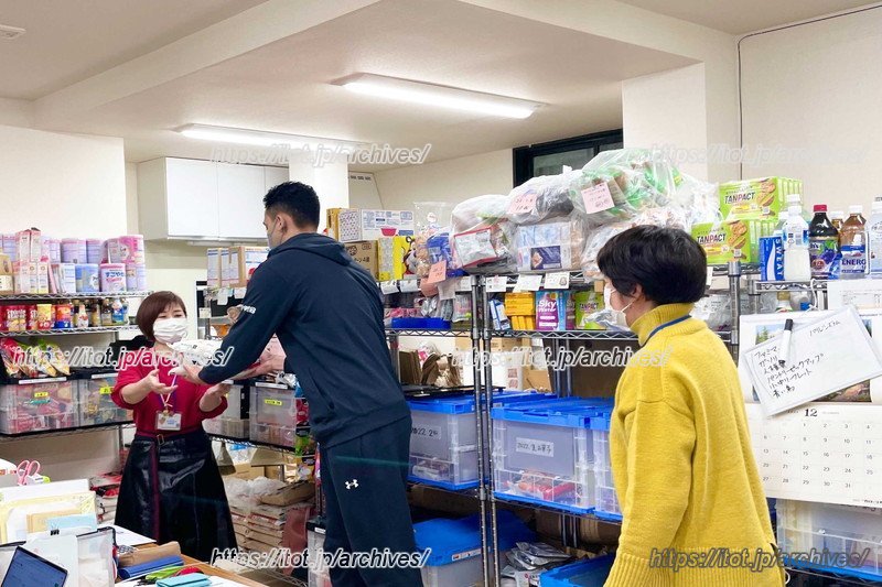 フードバンク活動では、選手も箱詰め作業などを手伝っている