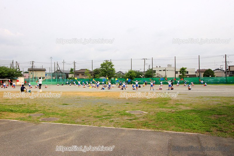 校庭で運動会の練習に励む子どもたち