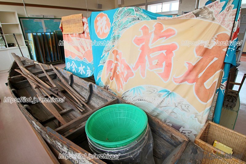 郷土資料室にある漁船と大漁旗